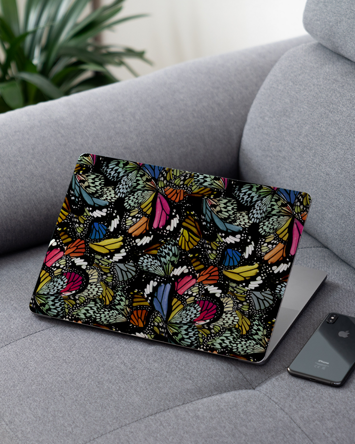 Psychedelic Butterflies Laptop Aufkleber für 13 Zoll Apple MacBooks auf dem Sofa