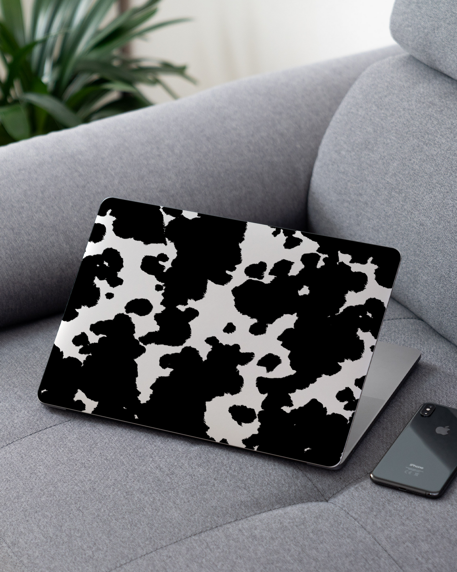 Cow Print Laptop Aufkleber für 13 Zoll Apple MacBooks auf dem Sofa