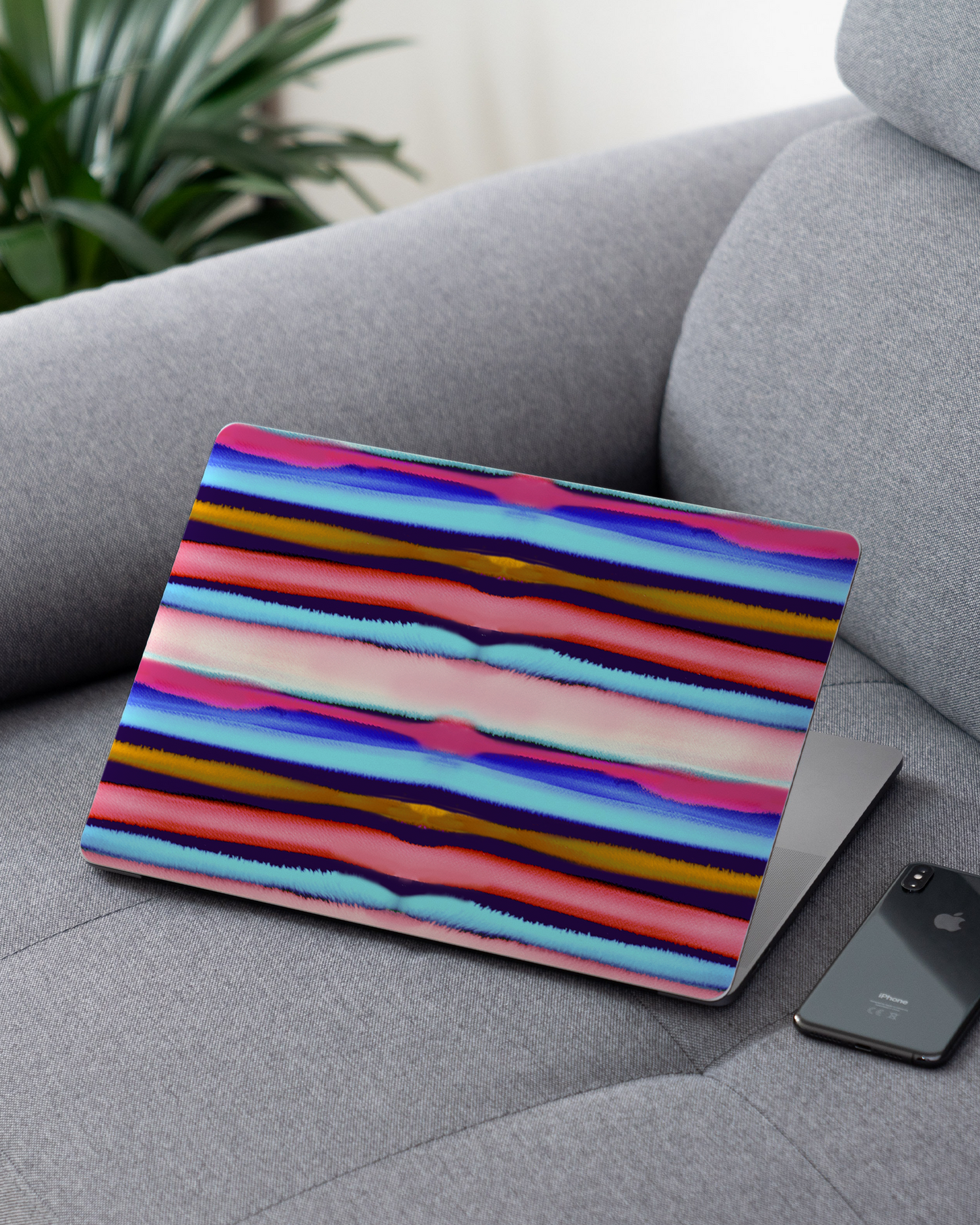 Watercolor Stripes Laptop Aufkleber für 13 Zoll Apple MacBooks auf dem Sofa