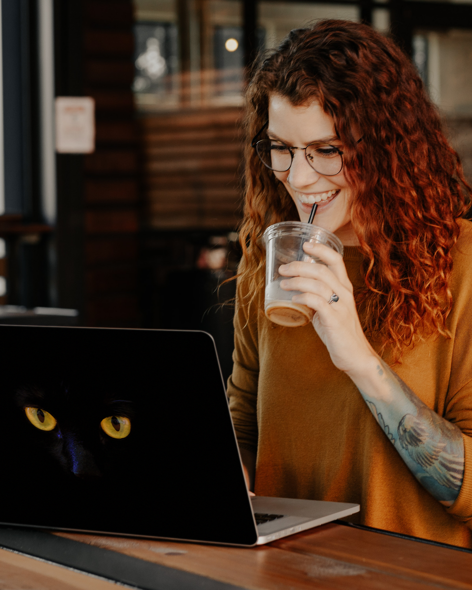 Black Cat Laptop Aufkleber für 13 Zoll Apple MacBooks im Café