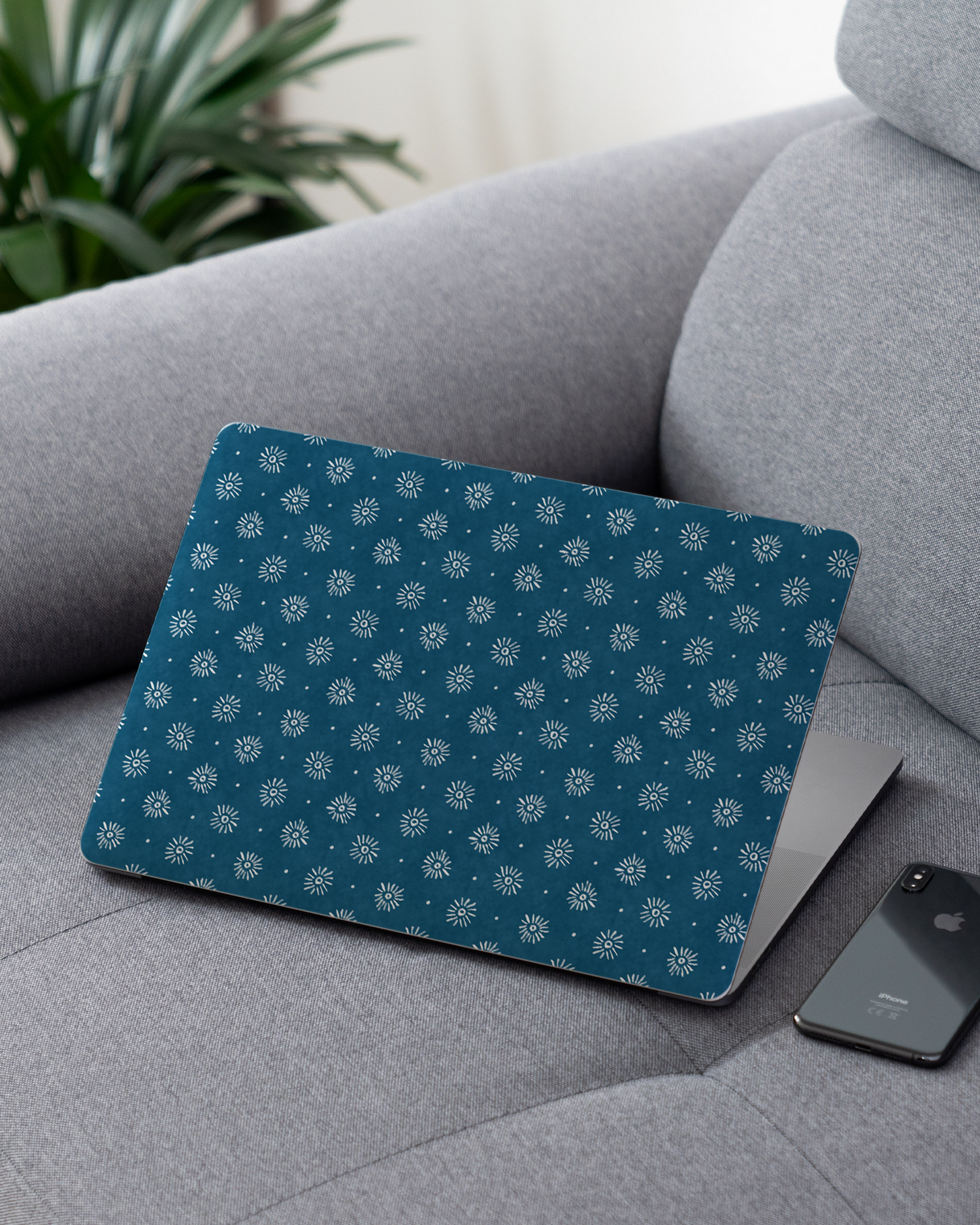 Indigo Sun Pattern Laptop Aufkleber für 13 Zoll Apple MacBooks auf dem Sofa